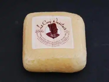 This little cheese is made in Pornic with raw cow's milk. Its small format gives it a very supple and creamy texture, melting in the mouth, but does not run. Rubbing it with Muscadet gives it a pleasant, fruity taste. Its flavor is fine on the palate and very pleasant on the palate! A fair balance between texture and flavor